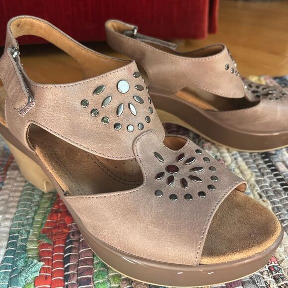 Natural Soul Brown Sandals with Cutout and Stud Design 8M - Picture 1 of 16